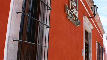 Vista frontal de la propiedad