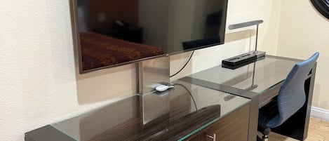 デスク、アイロン / アイロン台、WiFi (無料)、ベッドシーツ