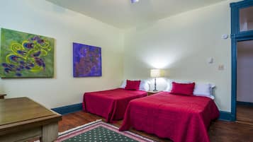 Habitación estándar, 2 camas dobles, no fumadores (Depot) | Tabla de planchar con plancha, wifi gratis, ropa de cama