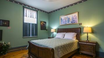 Standard Room, 1 Queen Bed, Non Smoking (Dixon) | Iron/ironing board, free WiFi, bed sheets