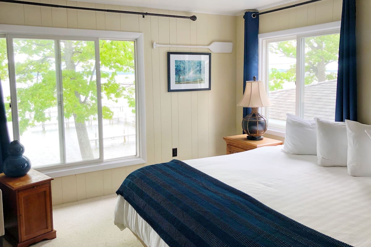 Comfort Room, Non Smoking, Lake View | Iron/ironing board, free WiFi, bed sheets