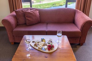 In-room dining - Waterfront Motels (Blenheim)