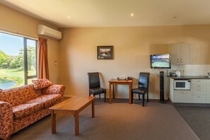 Flat-screen TV - Waterfront Motels (Blenheim)