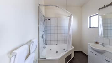 Superior Studio with Spa Bath | Bathroom