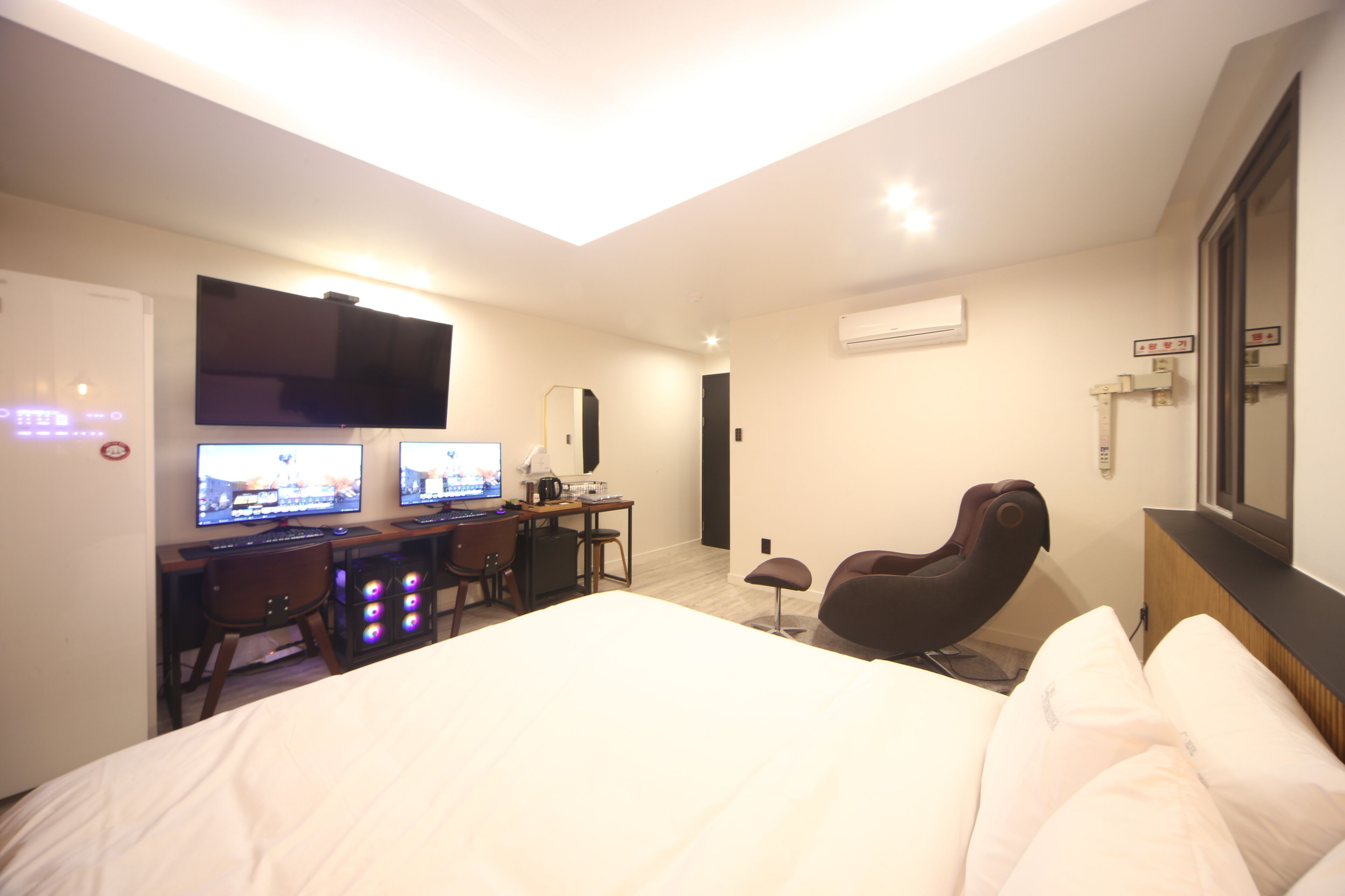 deluxe room, 1 queen bed | premium bedding, desk, soundproofing, free wifi