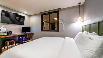 Habitación Deluxe | Ropa de cama de alta calidad, escritorio, sistema de insonorización