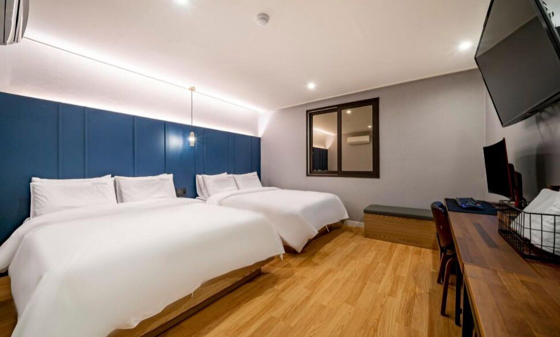 Ropa de cama de alta calidad, escritorio y sistema de insonorización 