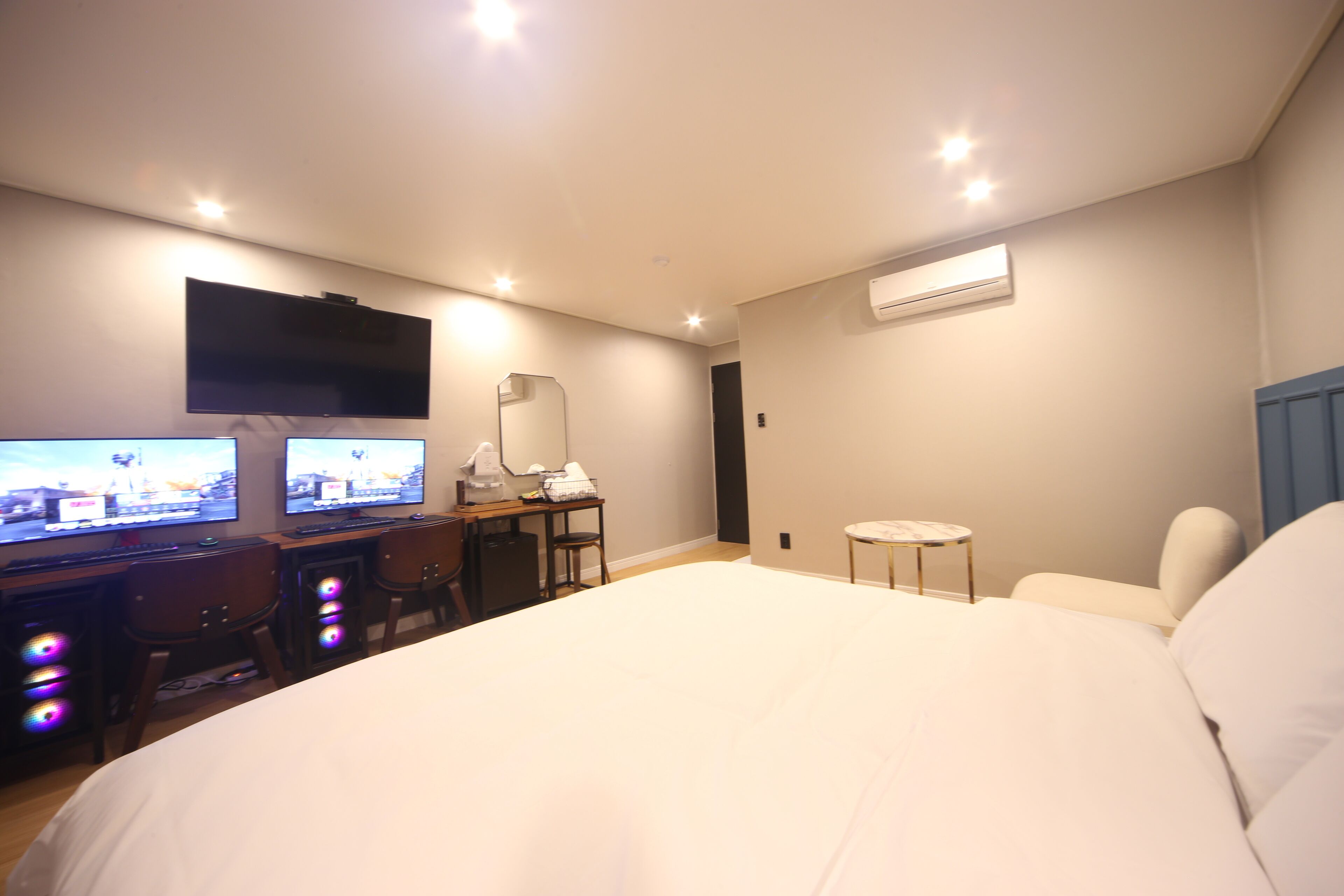premium room | premium bedding, desk, soundproofing, free wifi