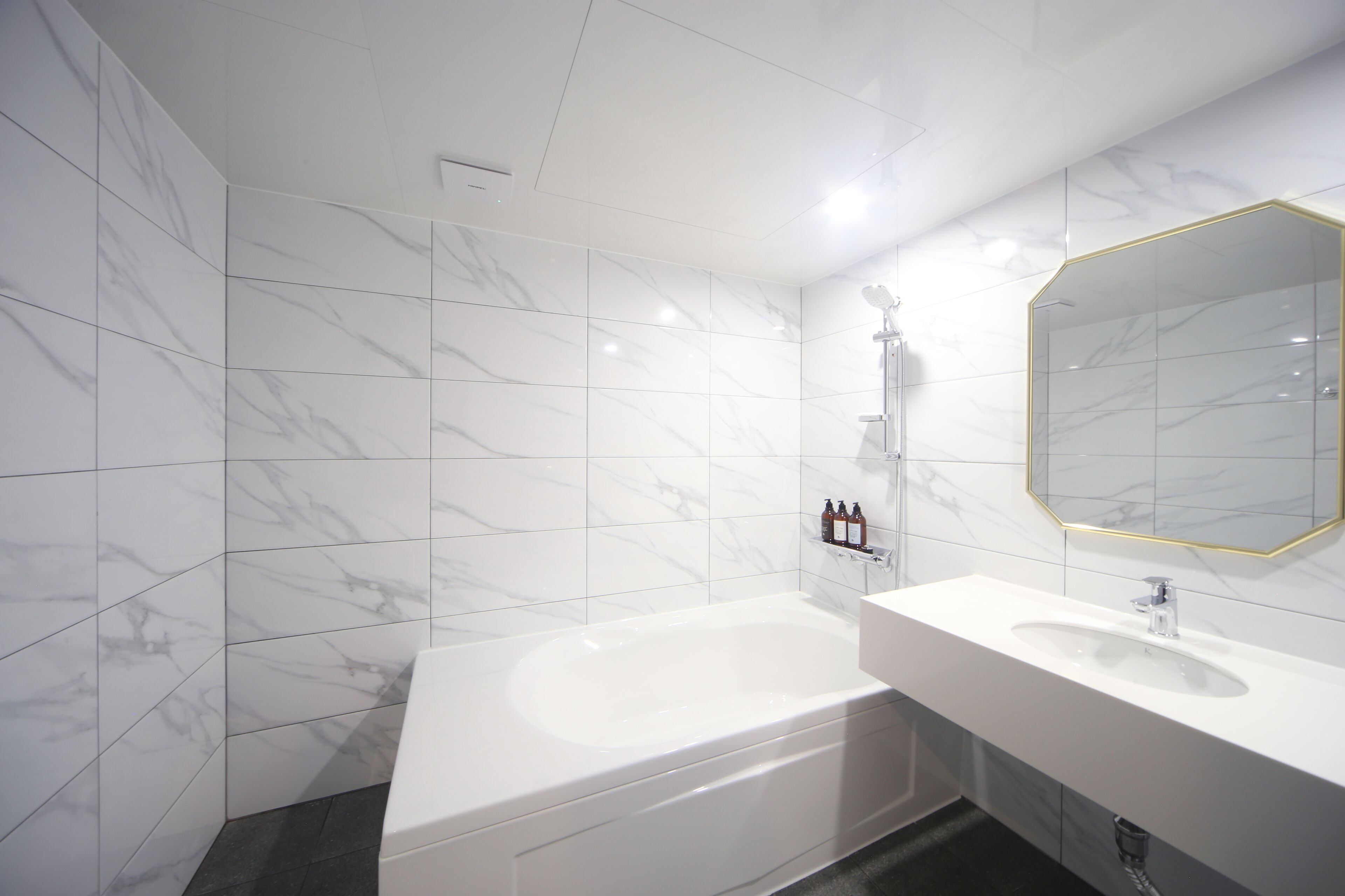 premium room | bathroom | combined shower/bathtub, free toiletries, hair dryer, bathrobes