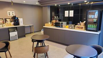 Desayuno autoservicio gratuito y diario