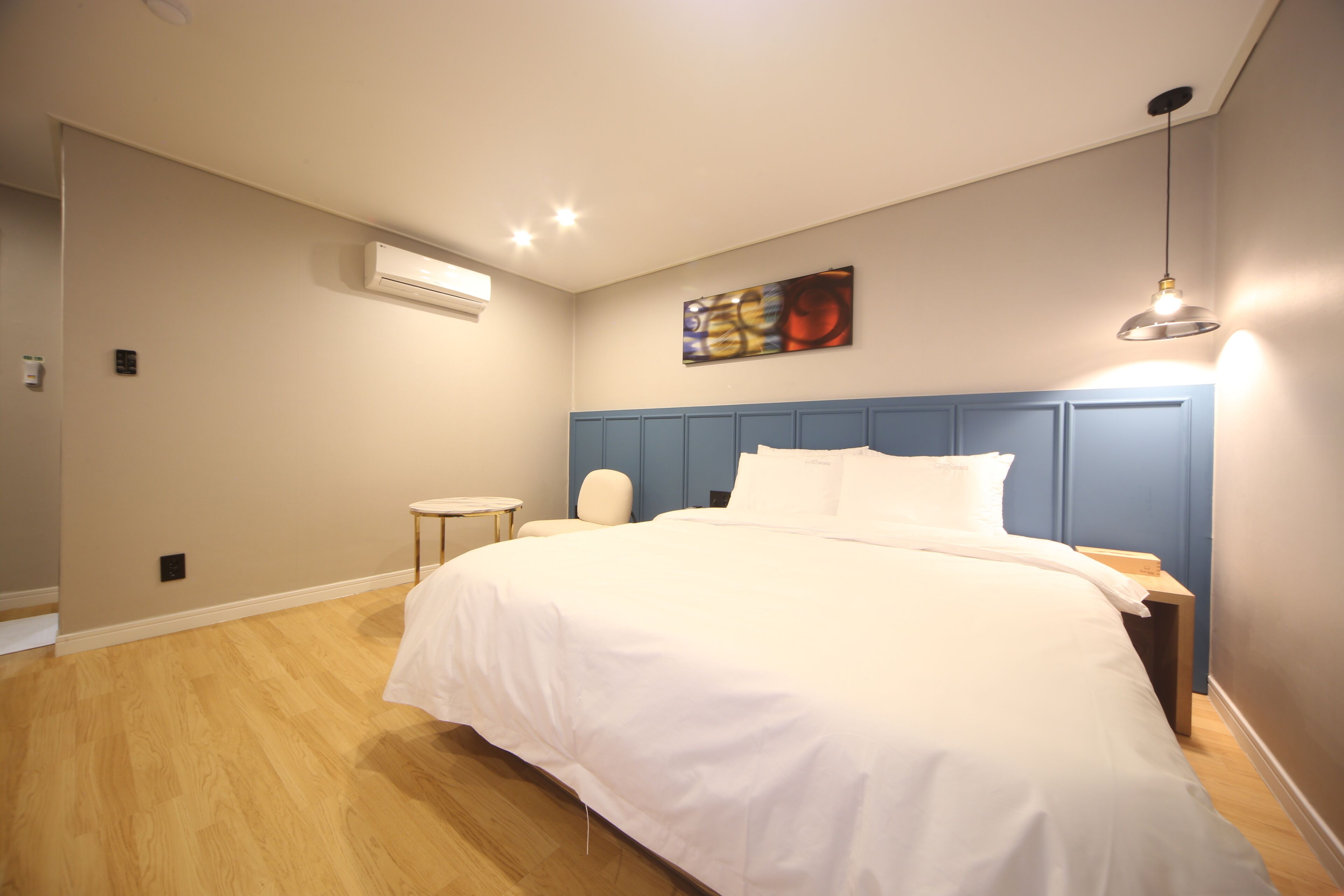 premium room | premium bedding, desk, soundproofing, free wifi