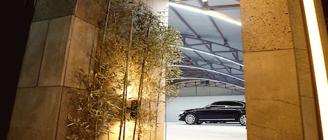 Ubetjent parkering (inkludert) og betjent parkering inkludert