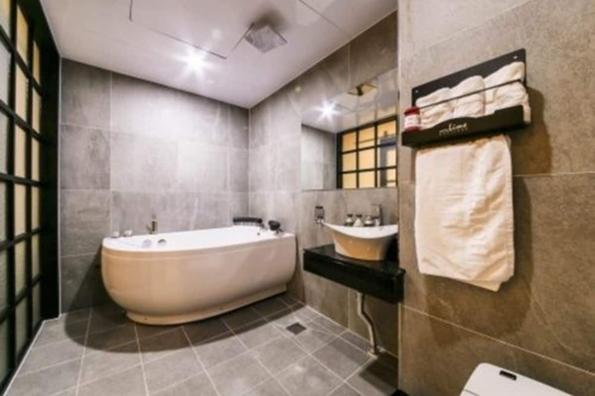 suite (modern) | bathroom | shower, free toiletries, hair dryer, bathrobes