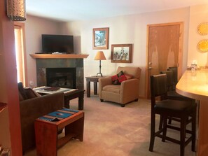 Living area - Snakedance Condominiums (Taos Ski Valley)