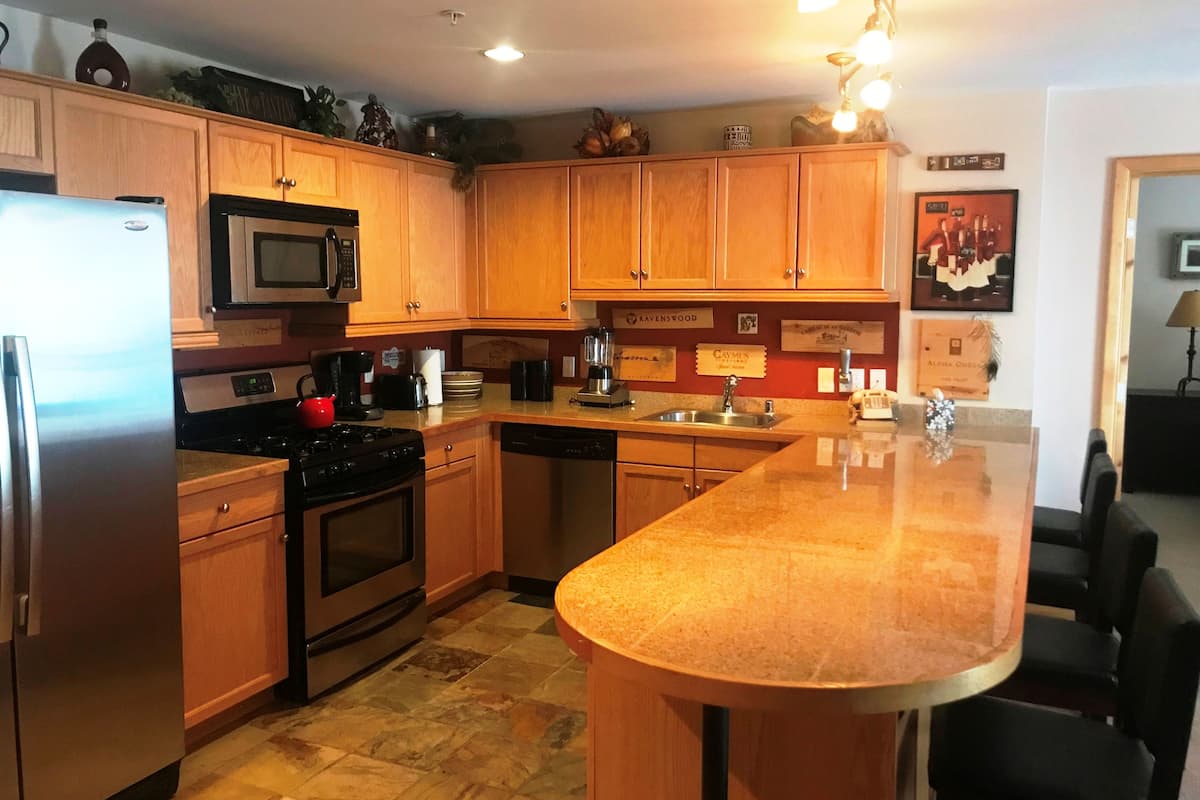 Fridge, microwave, stovetop, dishwasher