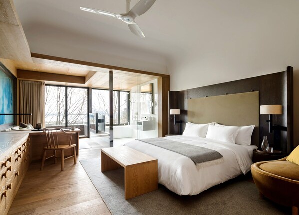 Premier Lakeview King Bed Room