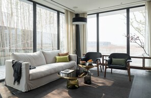 Lakeside Villa, 4 Bedrooms