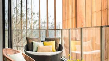 Premier Lakeview King Bed Room | Terrace/patio