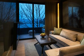 Premier Lakeview King Bed Room | Living area