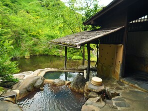 Standardzimmer (B with Open Air Bath) | Badezimmer | Badewanne und Dusche (separat), Quellwasserbad