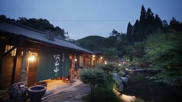 Façade de l’hébergement - soirée/nuit