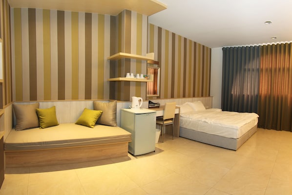 Desk, rollaway beds, free WiFi