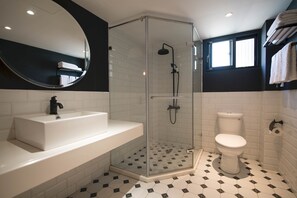 Superior Double Room | Bathroom | Shower, free toiletries, hair dryer, slippers - Birdeye Garden (Tainan)