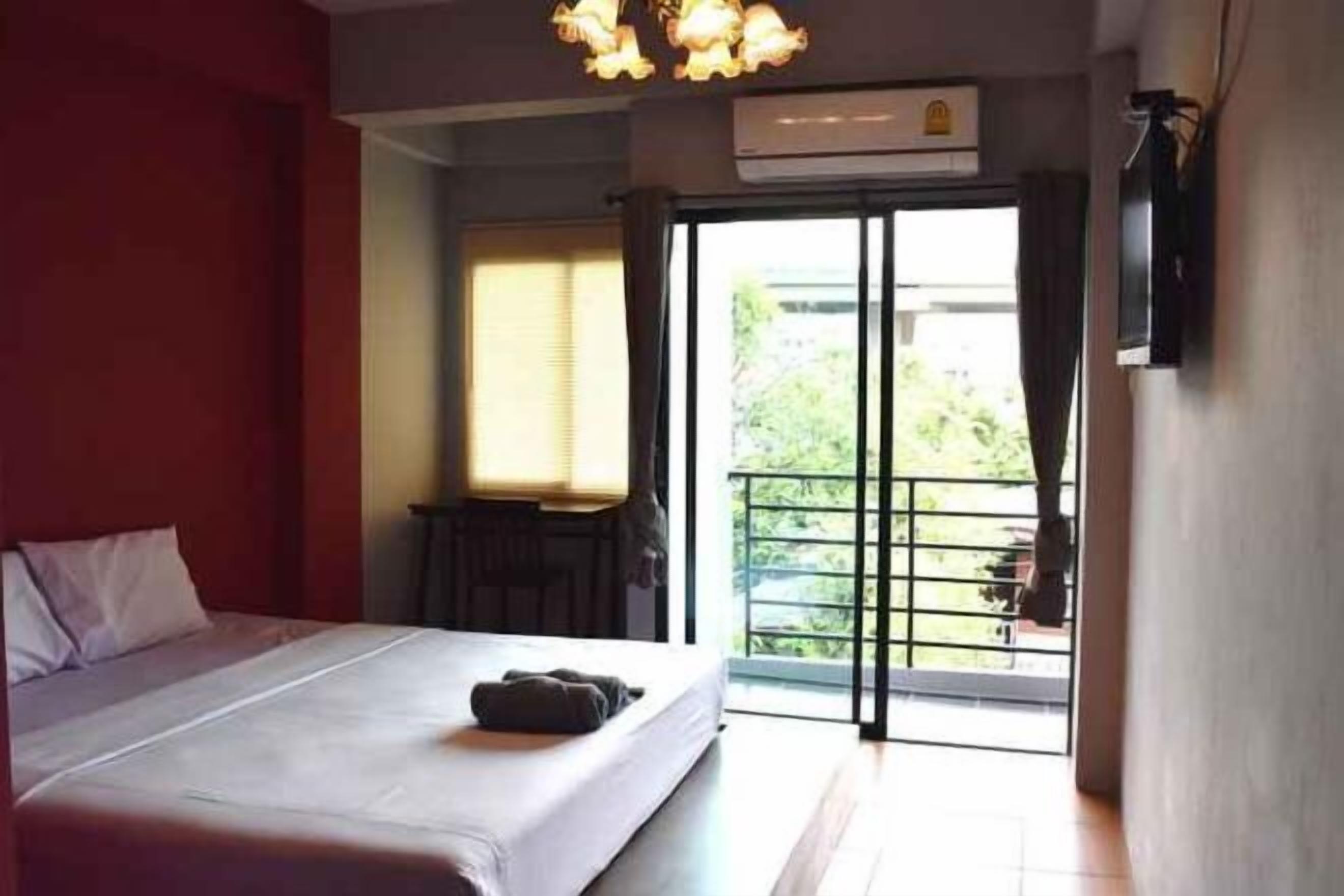 In-room safe, soundproofing, free WiFi, bed sheets