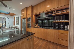 2 Bedroom Villa Modern Zen Style | Dapur peribadi | Peti sejuk/penyejuk beku saiz penuh, ketuhar gelombang mikro, ketuhar 