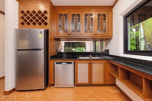 Villa Élite, 4 chambres, piscine privée | Cuisine privée | Grand réfrigérateur, micro-ondes, four, plaque de cuisson