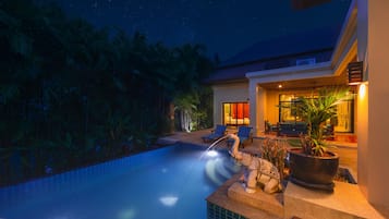 Fachada da propriedade à noite