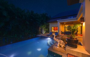 Mặt tiền nơi lưu trú - ban đêm