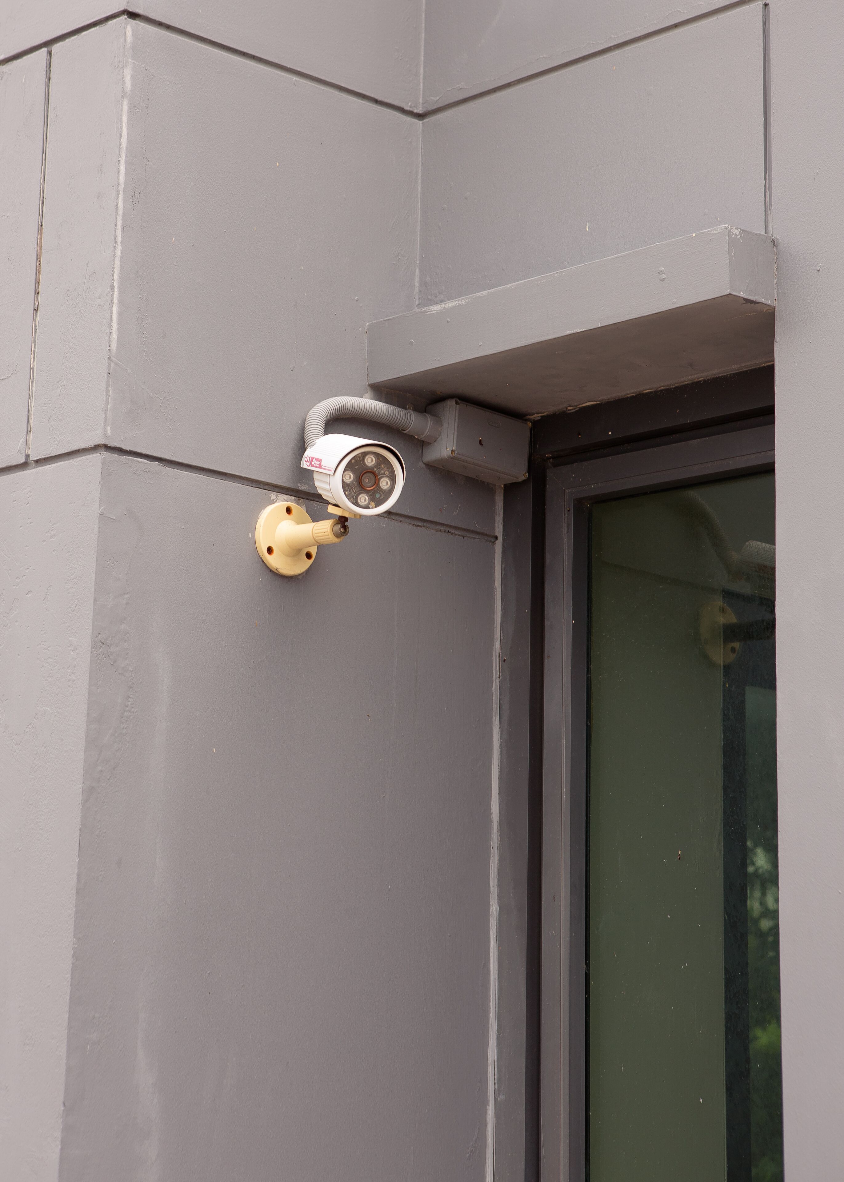Una cámara de seguridad instalada en la esquina exterior de un edificio.