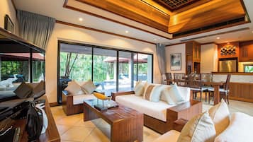 Luxe villa, 3 slaapkamers, uitzicht op zwembad, tuin | Woonruimte | Een flatscreentelevisie en een dvd-speler