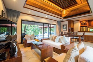 Villa Luxe, 3 chambres, vue piscine, côté jardin | Coin séjour | Télévision à écran plat, lecteur de DVD