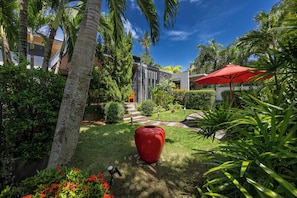 Villa superior, 4 habitaciones, alberca privada, vista a la alberca | Vista al jardín