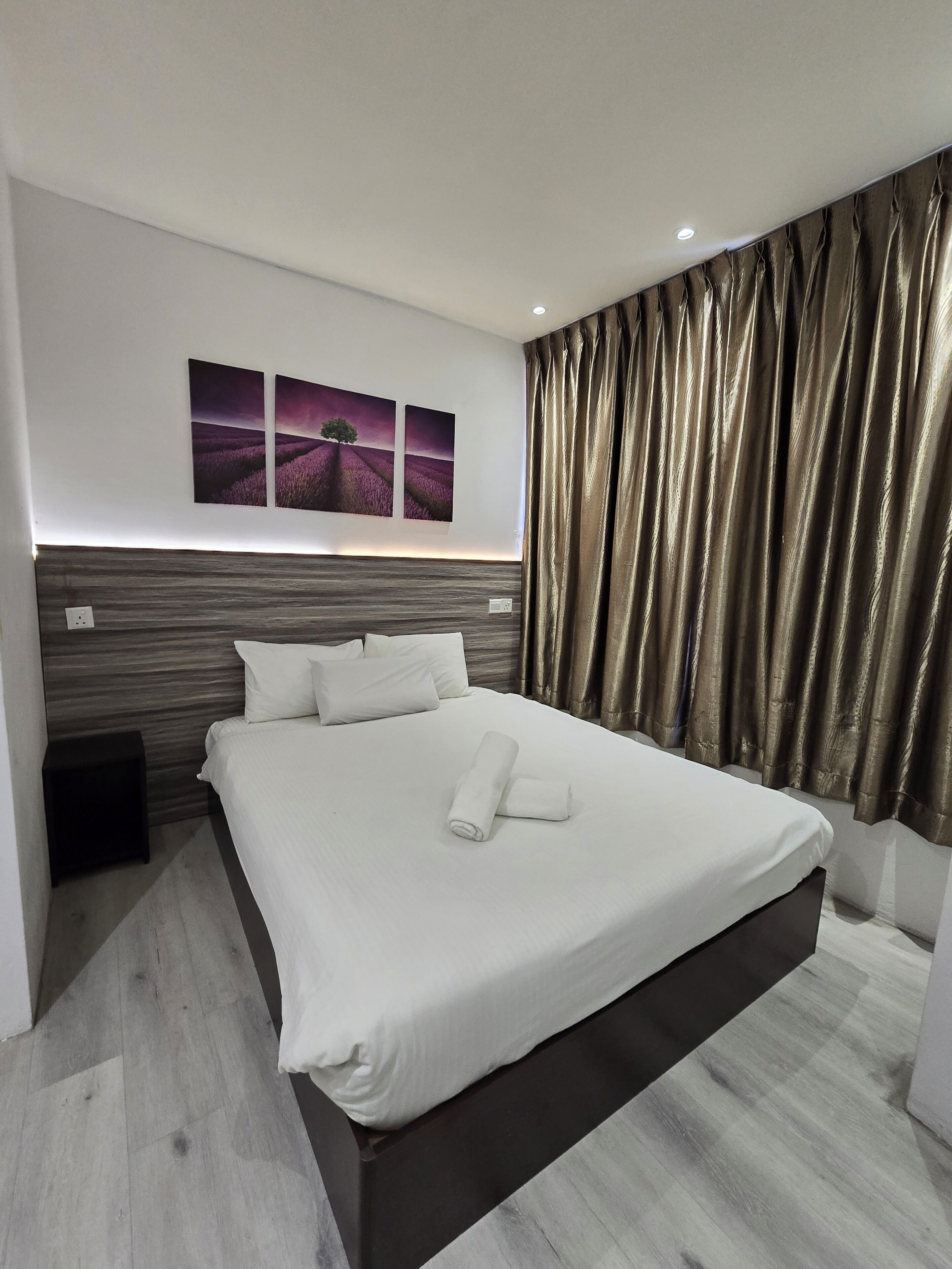 Queen With Window | Desk, iron/ironing board, free WiFi