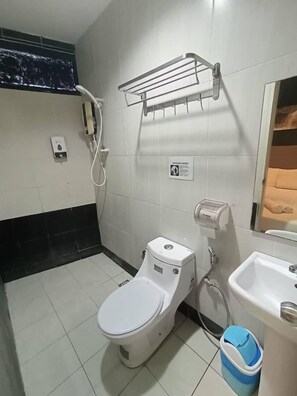 Family Room | Bathroom | Shower, free toiletries, towels - One Point Hotel - RH Plaza (Kuching)