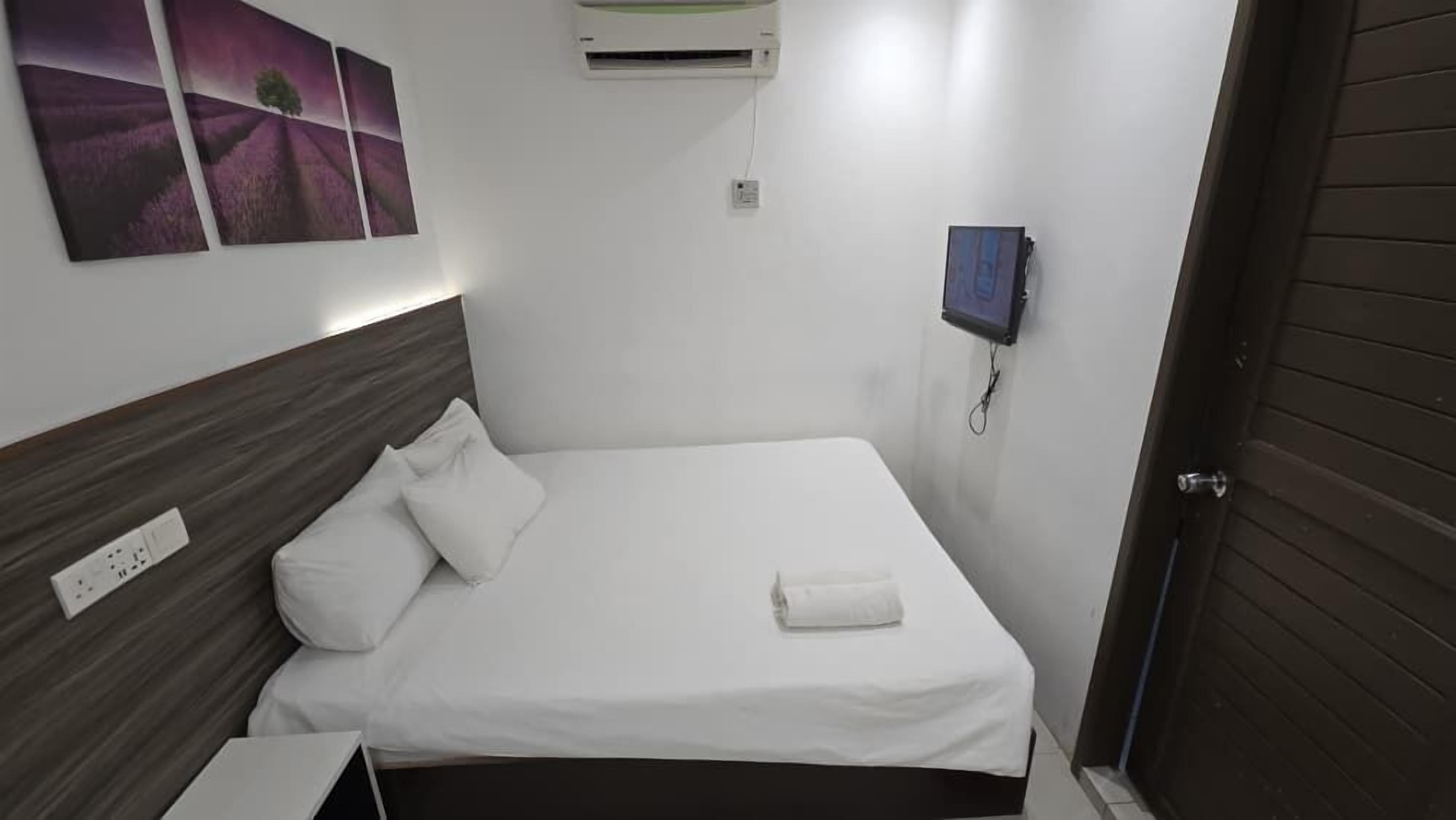 queen no window | desk, iron/ironing board, free wifi