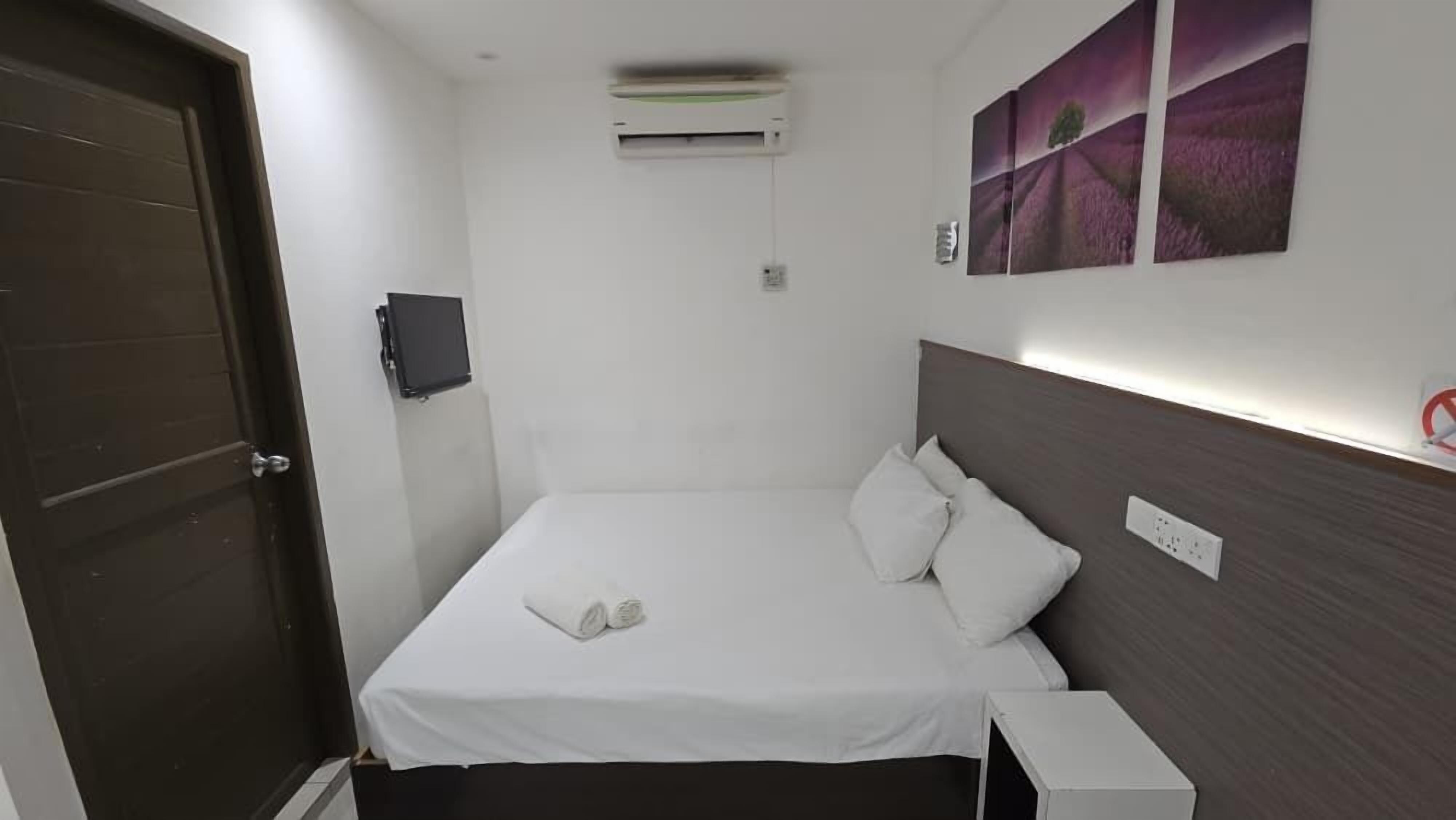 queen no window | desk, iron/ironing board, free wifi