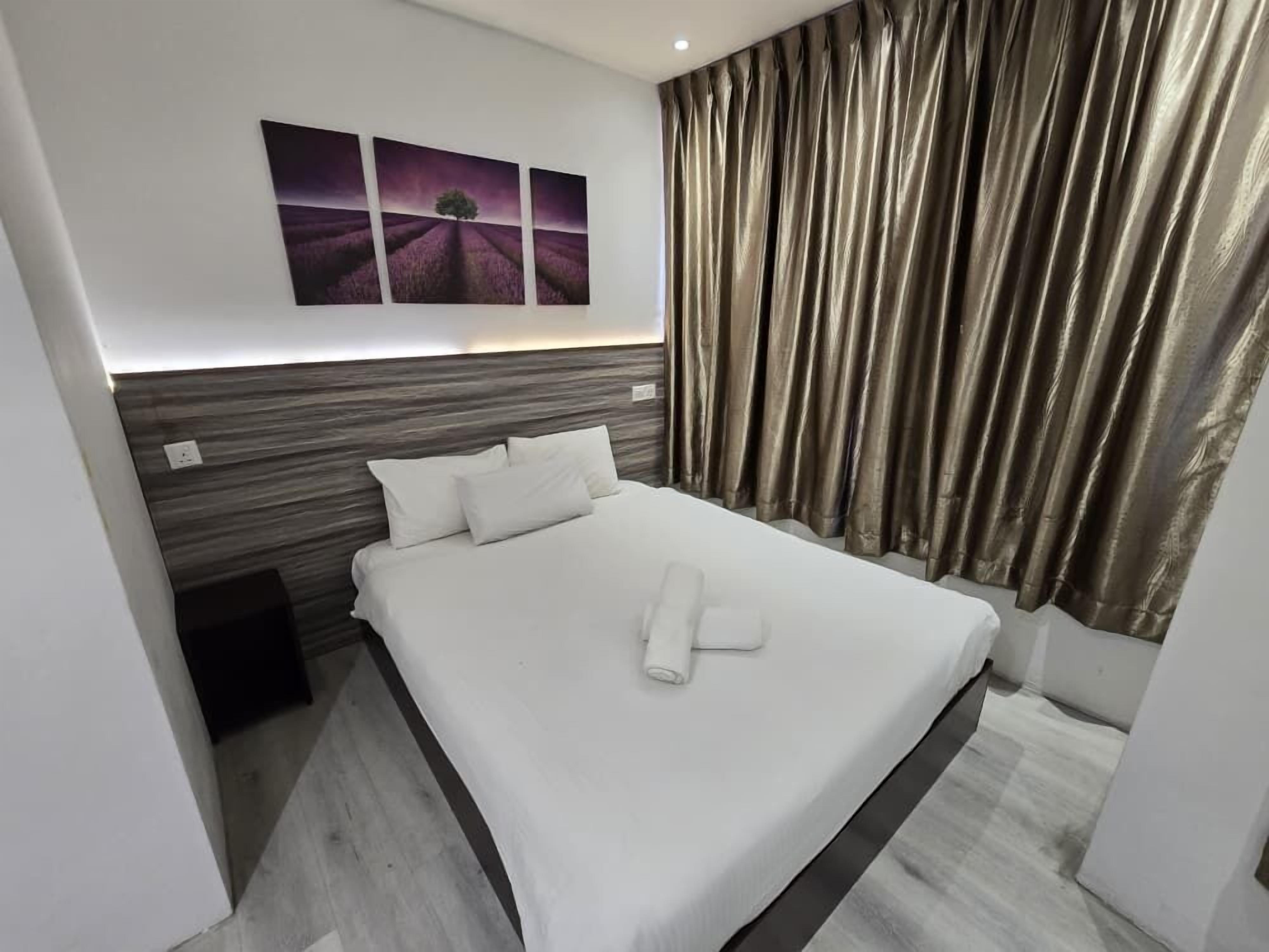 queen with window | desk, iron/ironing board, free wifi