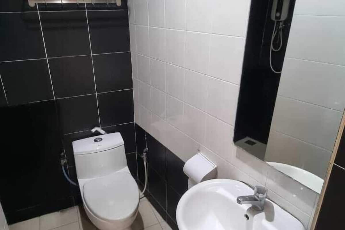 shower, free toiletries, towels