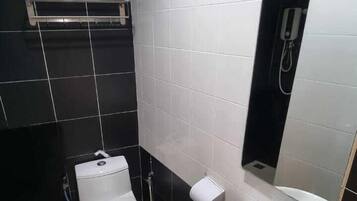 Regadera, amenidades de baño gratuitas, toallas