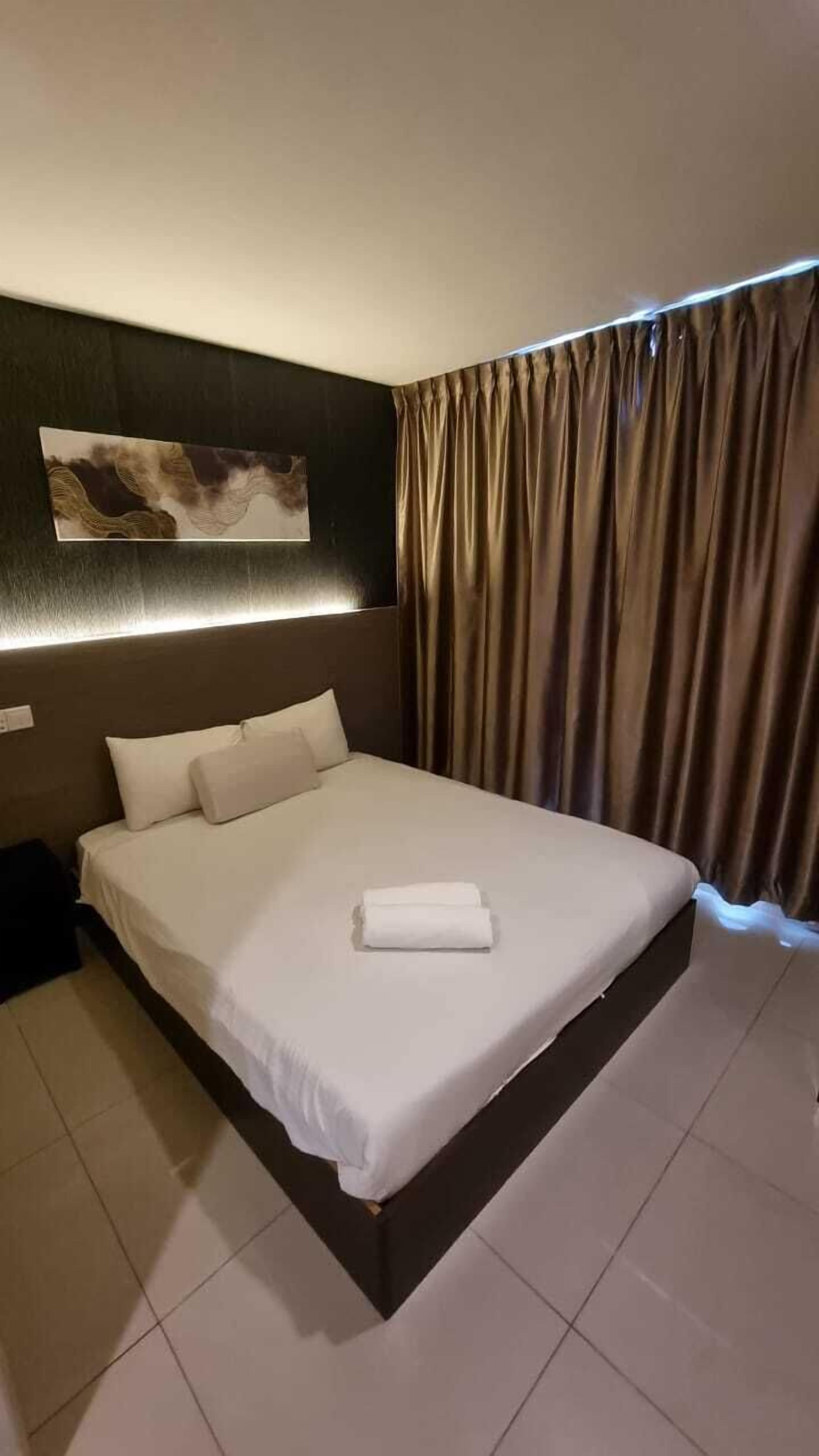 queen front view | desk, iron/ironing board, free wifi