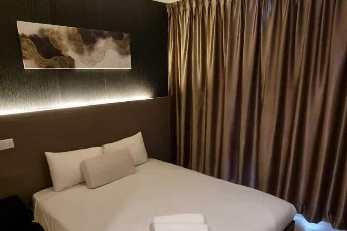 queen front view | desk, iron/ironing board, free wifi