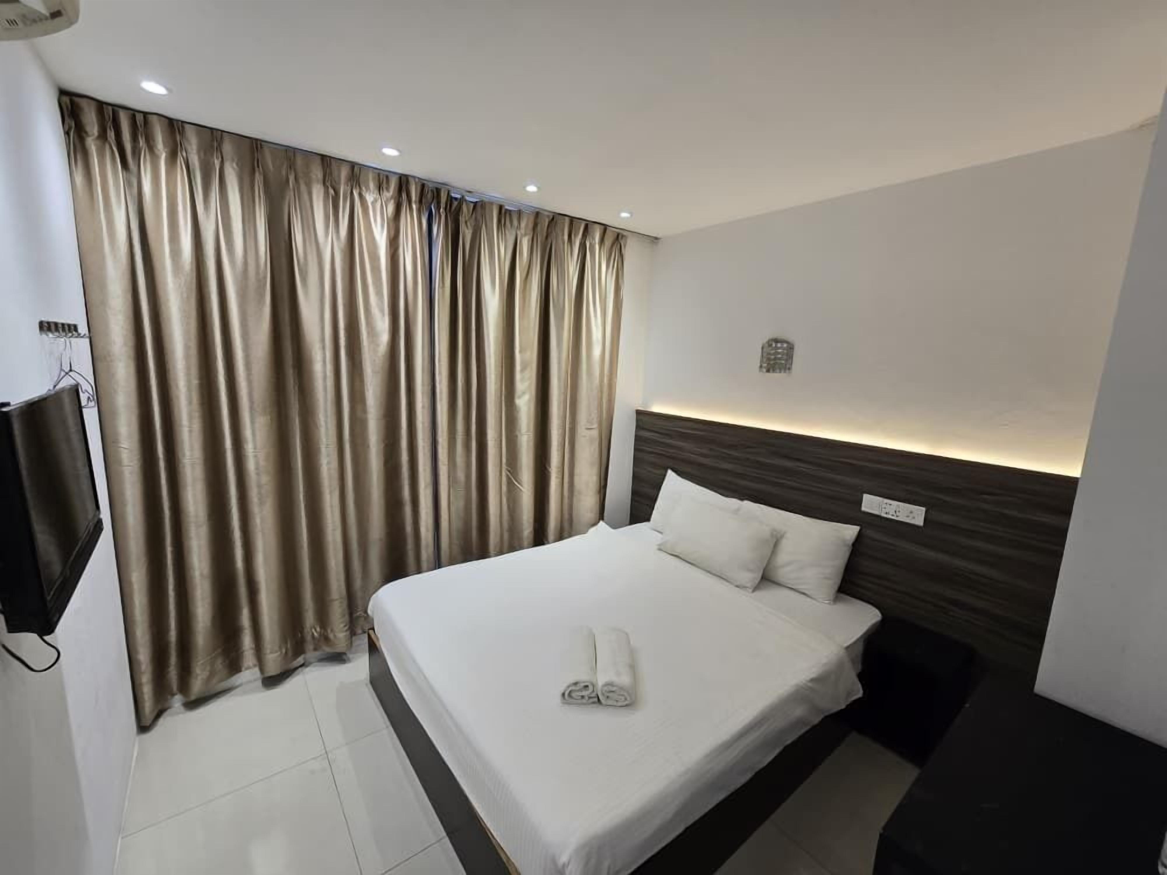 queen with window | desk, iron/ironing board, free wifi