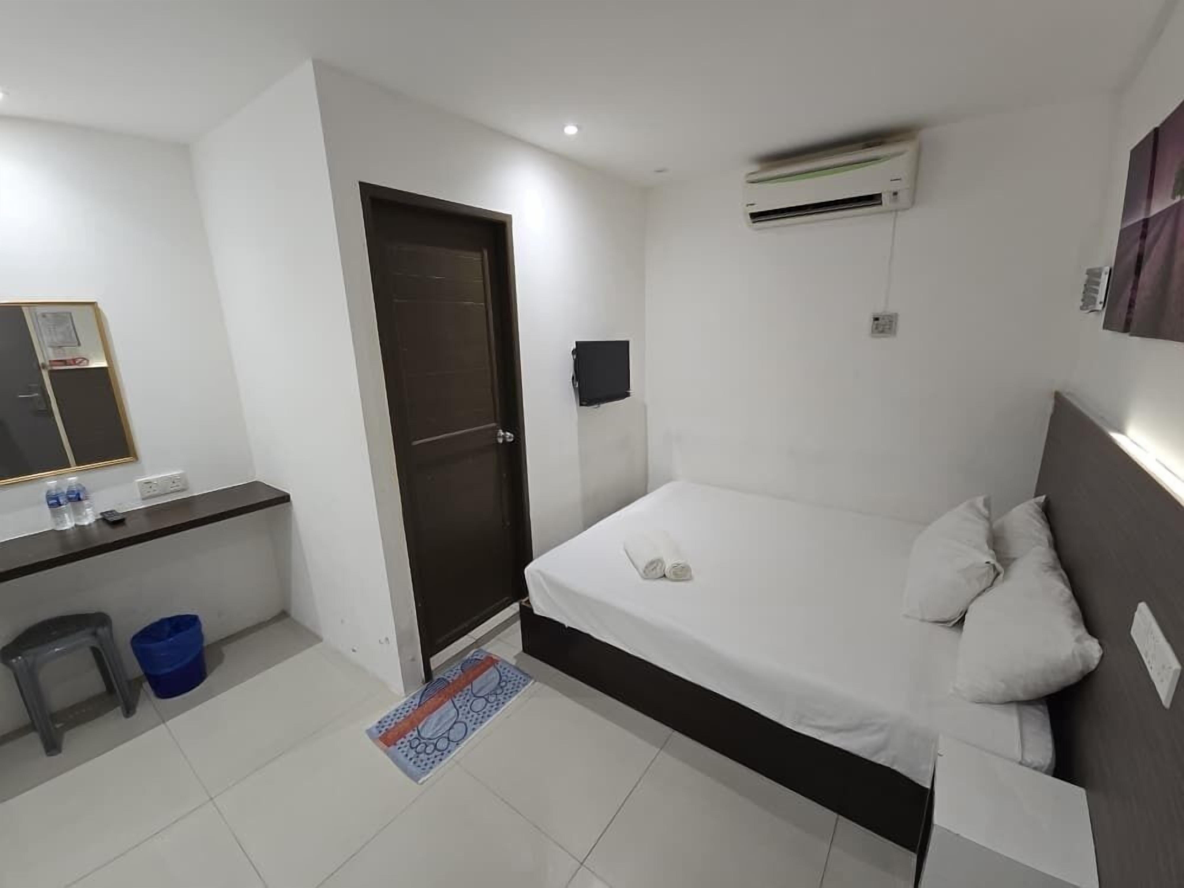 queen no window | desk, iron/ironing board, free wifi