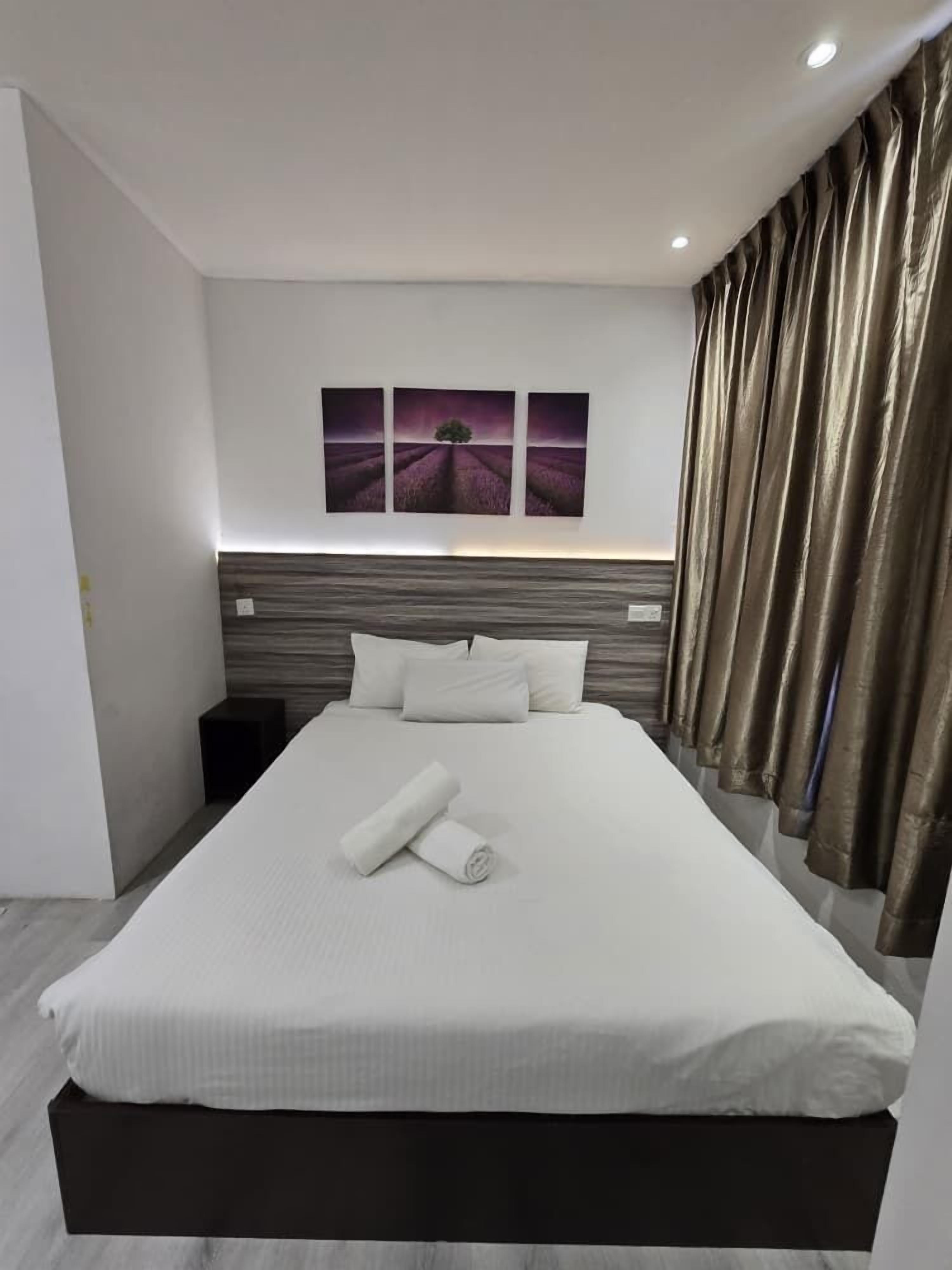 queen with window | desk, iron/ironing board, free wifi