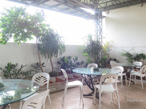 Se sirven desayunos, cenas y cocina filipina