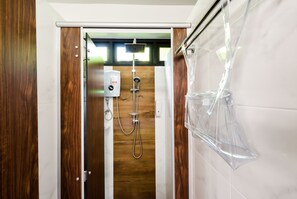 Dorm 2 beds  | Bathroom | Rainfall showerhead, free toiletries, hair dryer, towels - Sirinsamui Boutique Hostel (Koh Samui)